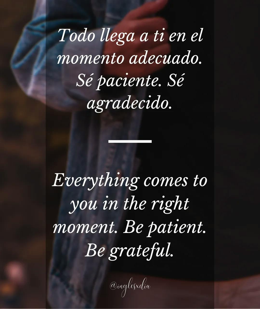Frases motivadoras en inglés: Everything comes to you in the right moment. Be patient. Be grateful.